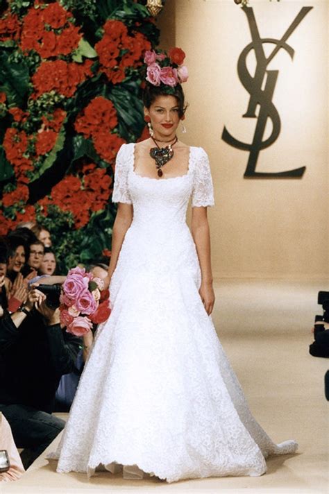 Yves Saint Laurent: 17 wedding dresses da ispirazione.